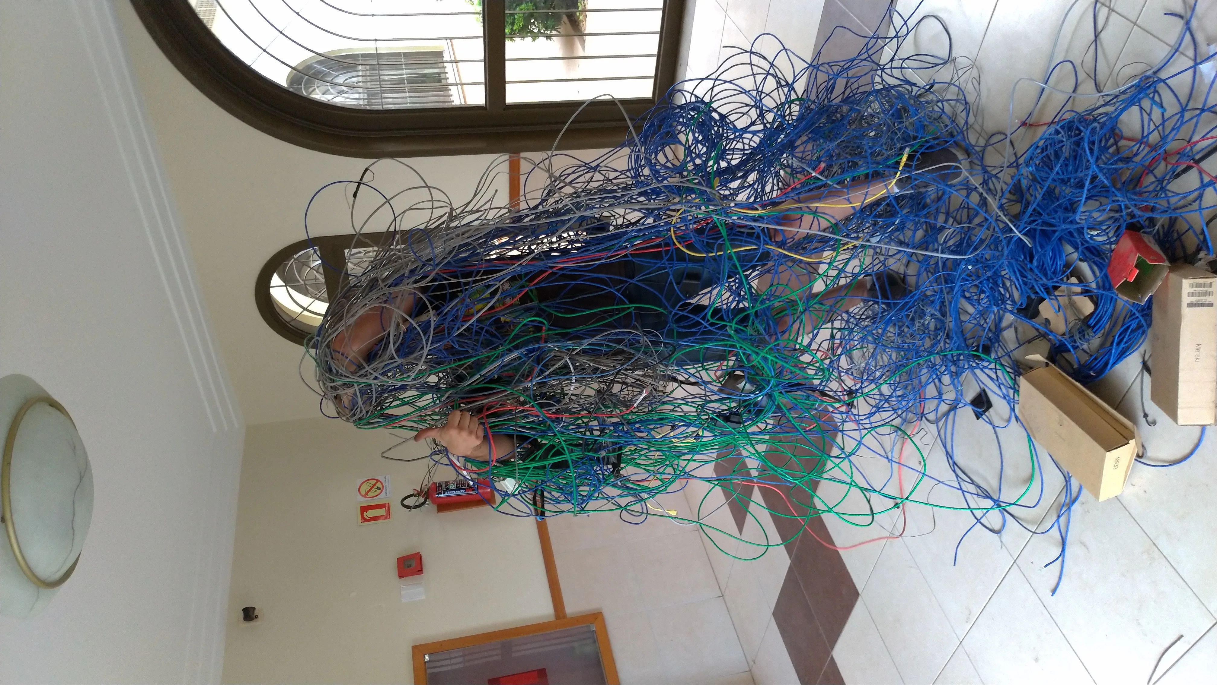 Em uma das unidades que realizamos o serviço, substituímos quase 1Km de cabeamento de rede pelo padrão CAT6